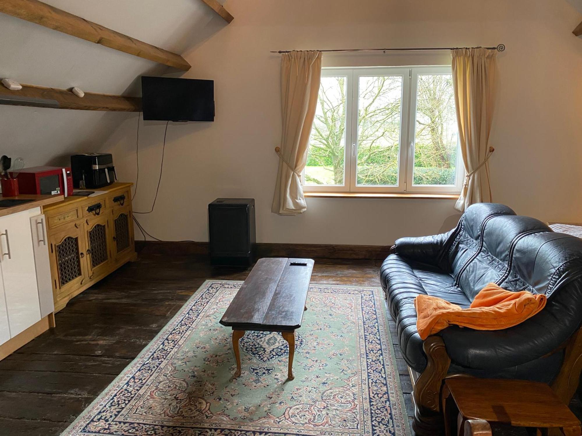 Spacious, Rustic Studio Space For 2 Persons Saint-Cyr-du-Bailleul Eksteriør billede